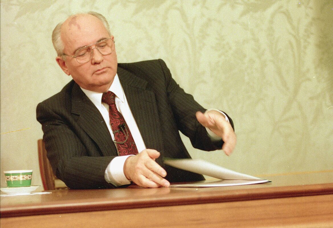 25 декабря 1991 года. Михаил Горбачев секунду назад закончил объявлять о своей отставке по советскому телевидению