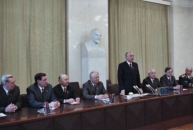 Григорий Романов с коллегами во время встречи с ветеранами Великой Отечественной войны, 1985 год