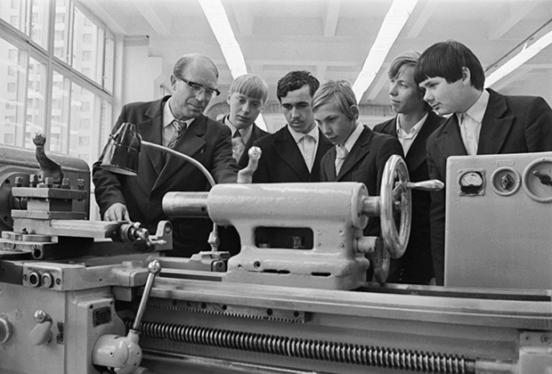 Учащиеся ПТУ №127 при объединении «Знамя труда» во время занятия в мастерской, 1976 год