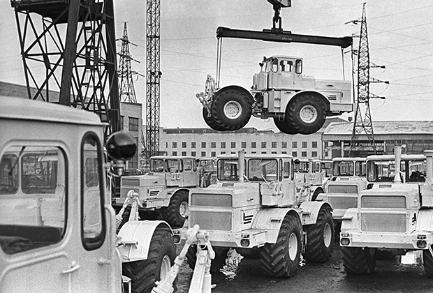 Отгрузка потребителю колесных тракторов К-701 «Кировец» на производственном объединении «Кировский завод», 1978 год