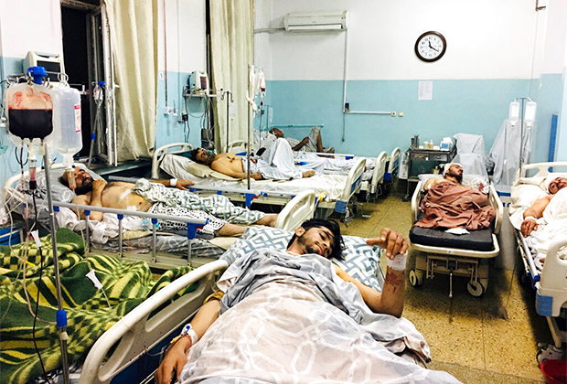 Афганцы, пострадавшие в ходе терактов возле аэропорта Кабула, 26 августа 2021 года