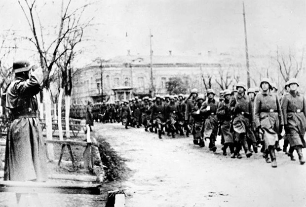 Колонна немецких солдат на улице Керчи во время парада, 27 ноября 1941 года