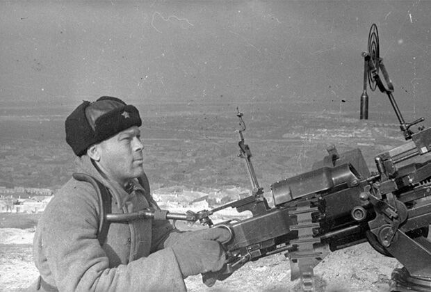 Красноармеец С. Снимушкин у прицела 12,7-миллиметрового зенитного пулемета ДШК, Керчь, 1942 год