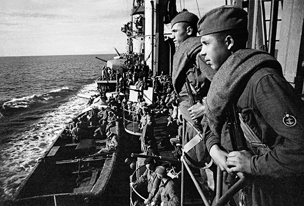 Бойцы морского десанта спешат на помощь защитникам Севастополя