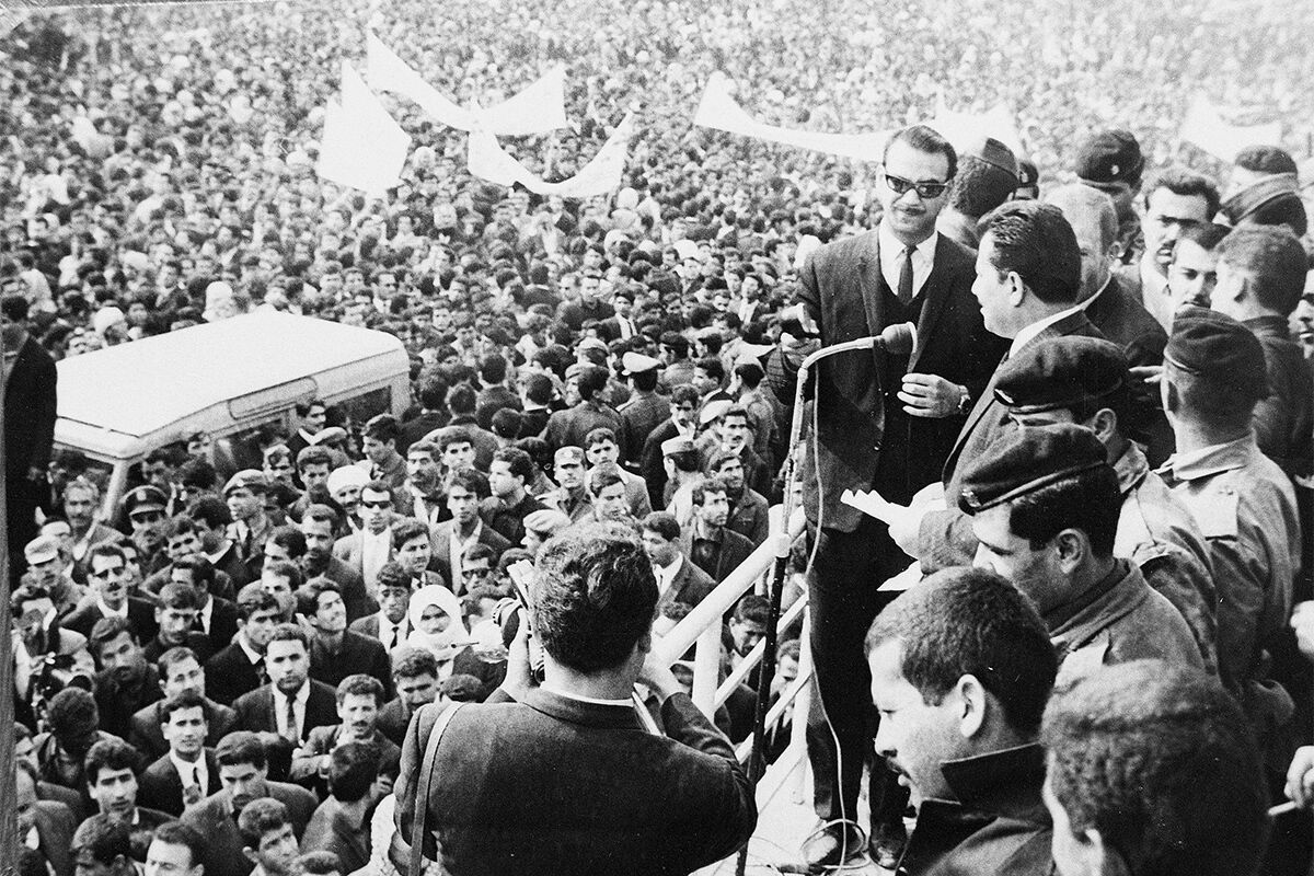 Саддам Хусейн выступает перед толпой, 27 января 1969 года