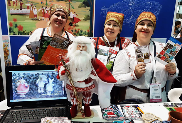 Сотрудницы Карельского краеведческого музея города Лихославля в национальных костюмах