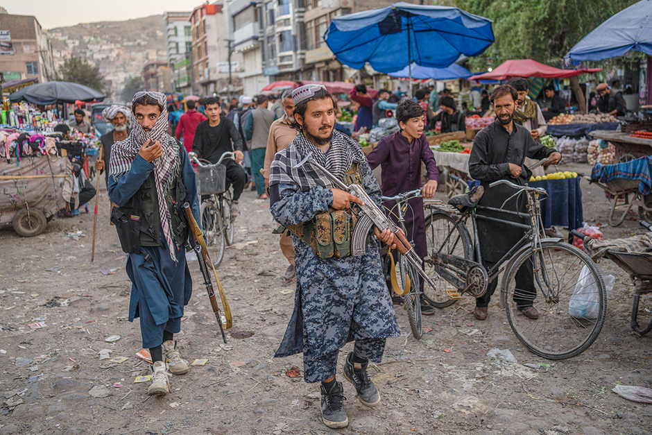 Бойцы запрещенного в России террористического движения «Талибан» патрулируют рынок в старом Кабуле, Афганистан, 14 сентября 2021 года