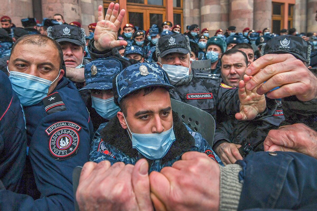 Полицейские во время акции протеста с требованием отставки премьер-министра Армении Никола Пашиняна на площади Республики в Ереване, 23 февраля 2021 года