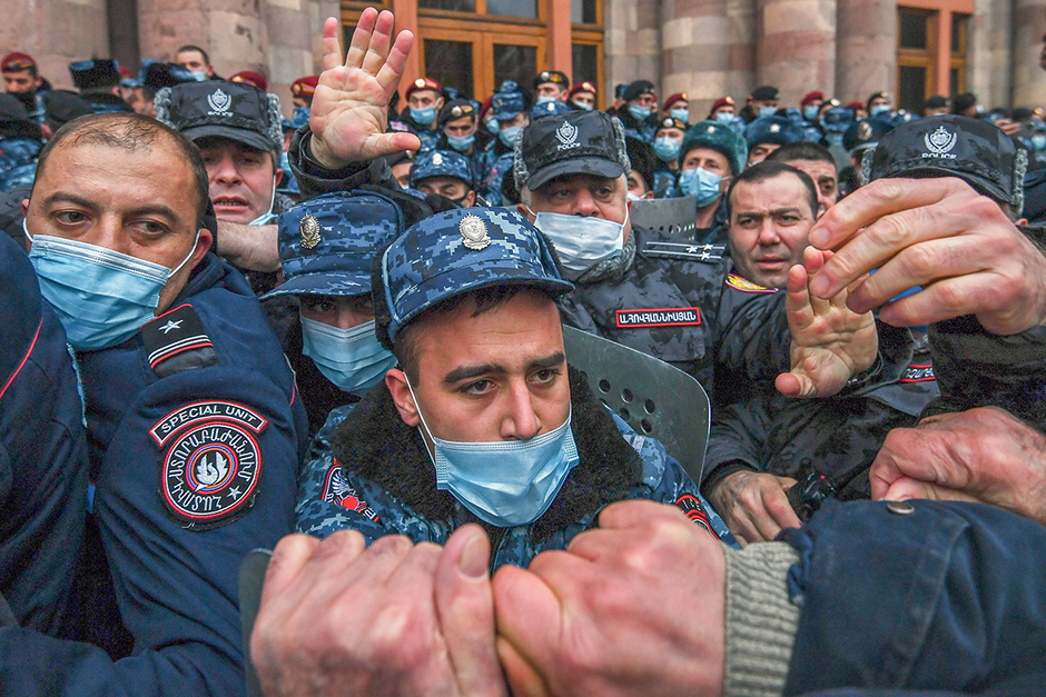 Полицейские во время акции протеста с требованием отставки премьер-министра Армении Никола Пашиняна на площади Республики в Ереване, 23 февраля 2021 года