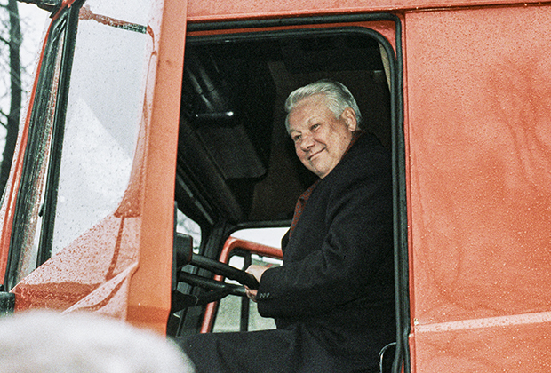 Довольный Борис Николаевич за рулем грузовика на Минском автозаводе еще не смотрел «Старые песни о главном»