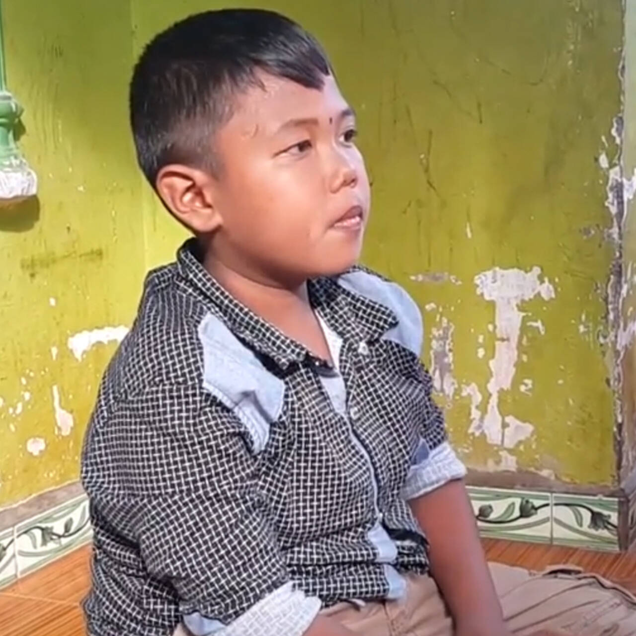 Отсосала 12 мальчику. Арди Ризал который выкуривал 40. Мальчик 2 года выкуривал по 40 сигарет в день. Индонезийский мальчик выкуривающий 40 сигарет.