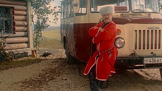 Леониду Якубовичу в «Старых песнях» доверили роль водителя автобуса, даже не указав его в титрах, хотя «Поле чудес» рвало рейтинги уже пятый год 