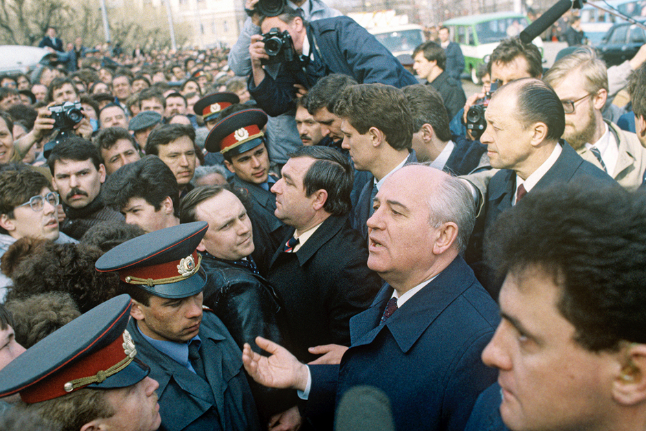 Президент СССР Михаил Горбачев с жителями Свердловска на площади Ленина, 25 апреля 1990 года