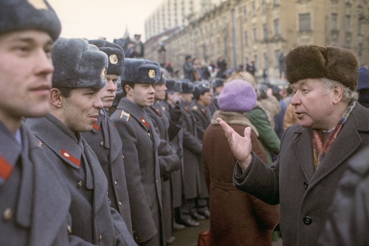 Участники антиправительственного митинга, организованного по инициативе движений «Трудовая Россия», «Трудовая Москва», «Ленин и Отечество», РКРП — РПК, Москва, 9 февраля 1992 года