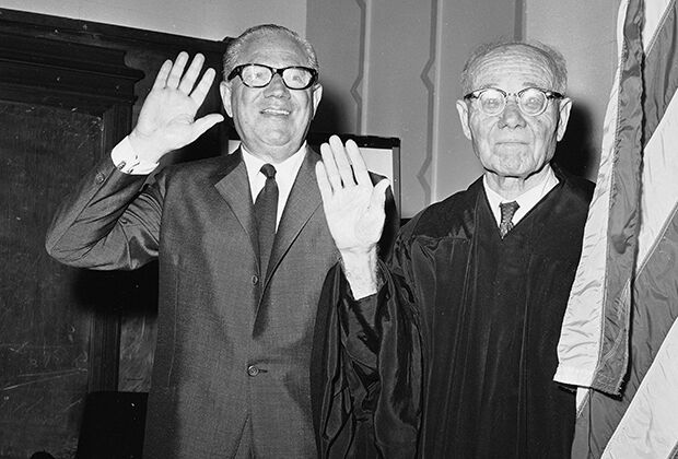 Джон Фактор и судья Леон Янкович перед церемонией получения Фактором гражданства США, 1963 год