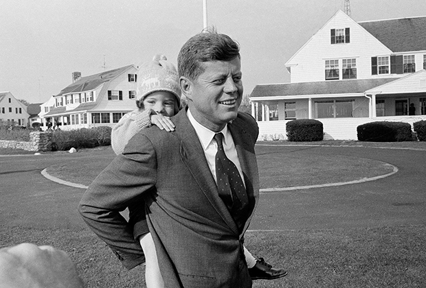 Джон Кеннеди с дочерью Кэролайн, 9 ноября1960 года. Фото: AP
