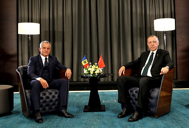 Президент Турции Реджеп Тайип Эрдоган и председатель Демократической партии Молдовы Владимир Плахотнюк в Кишиневе, 17 октября 2018 года