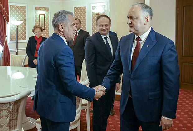 Глава Демократической партии Владимир Плахотнюк обменивается рукопожатием с президентом Молдовы Игорем Додоном в Государственной резиденции в Кишиневе, 2 апреля 2019 года