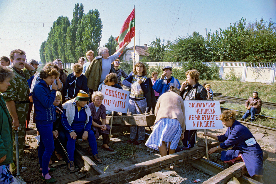 Жители Тирасполя и Бендер перекрыли железнодорожные пути, идущие в Молдавию, в знак протеста против ареста президента ПМР Игоря Смирнова и других депутатов, август 1991 года