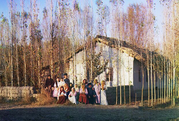 Русский переселенческий хутор в Надеждинском поселке с группой крестьян. Недалеко от Петропавловска, Казахстан, 1911 год