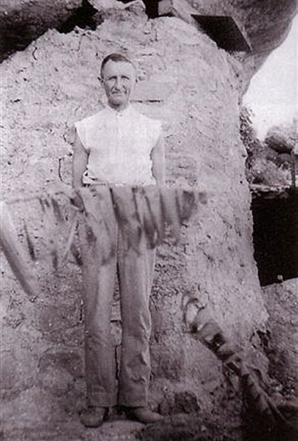 Валерио Ричетти около своего убежища, 1938 год