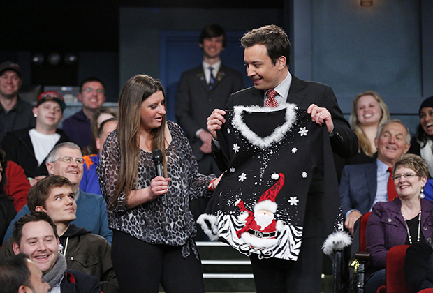 Джимми Фэллон выдает праздничный свитер очередному победителю программы Five Days of Christmas Sweaters