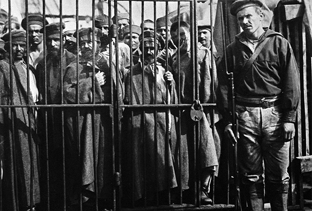 Переправка заключенных на остров Сахалин на пароходе «Петербург». Фото из коллекции писателя Антона Чехова