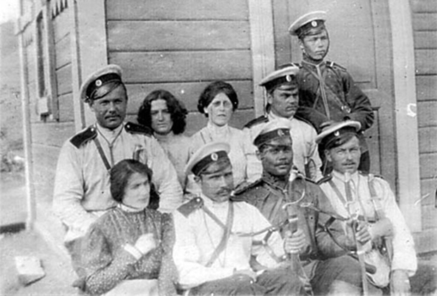 Слева направо: Мария Школьник, Ревекка Фиалка и Мария Спиридонова с конвоем в Акатуйской тюрьме. 1906 год