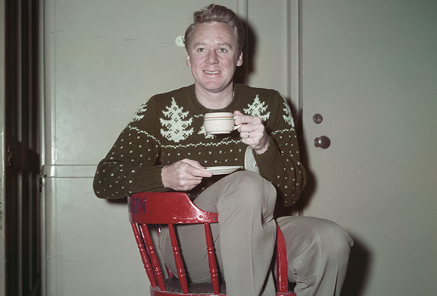 Американский актер Ван Джонсон в рождественском свитере, приблизительно 1950 год
