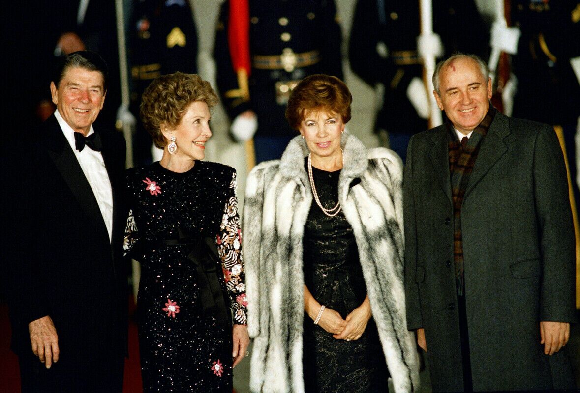 Декабрь 1987 года. Рональд и Нэнси Рейган, Раиса и Михаил Горбачевы (слева направо) 