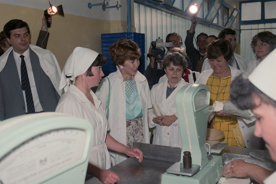 Раиса Горбачева осматривает молочный завод в Казахстане в 1986 году 