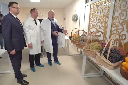 Лукашенко показал подарки от лидеров стран СНГ и отдал их медикам