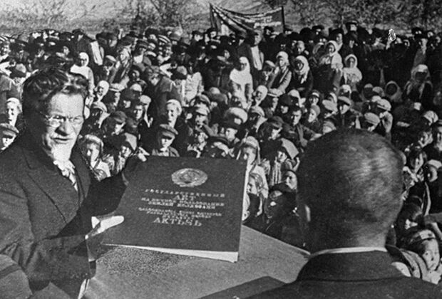 Председатель ЦИК СССР Михаил Иванович Калинин (слева) вручает Государственный акт на вечное пользование землей колхозам Казахстана, 1 июня 1935 года