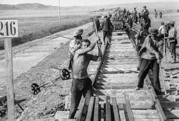 Укладка рельсов на одном из участков строительства Туркестано-Сибирской железной дороги, Казахская АССР, 1 сентября 1927 года