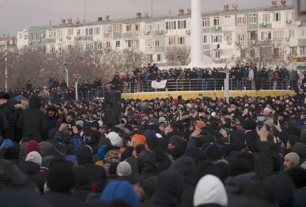 Участники акции против повышения цен на сжиженный газ на площади Ынтымак в Актау, 4 января 2021 года. Фото: Иса Таженбаев / ТАСС
