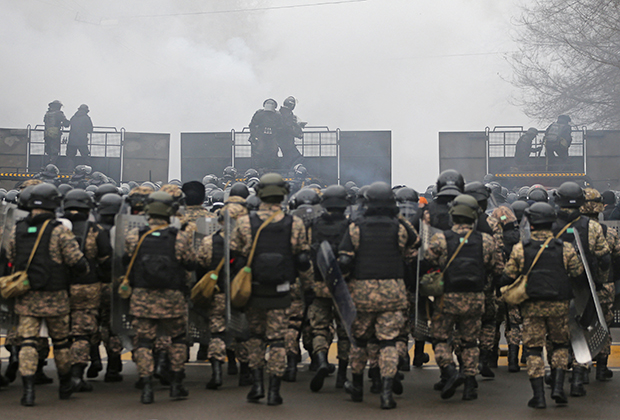 Казахстанские правоохранители на баррикаде во время акции протеста, вызванной повышением цен на топливо, Алматы, 5 января 2022 года. Фото: Павел Михеев / Reuters
