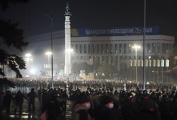 ОМОН блокирует протестующих в центре Алматы, 5 января 2022 года