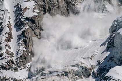 Спасатели нашли пострадавших после схода лавины в Бурятии туристов