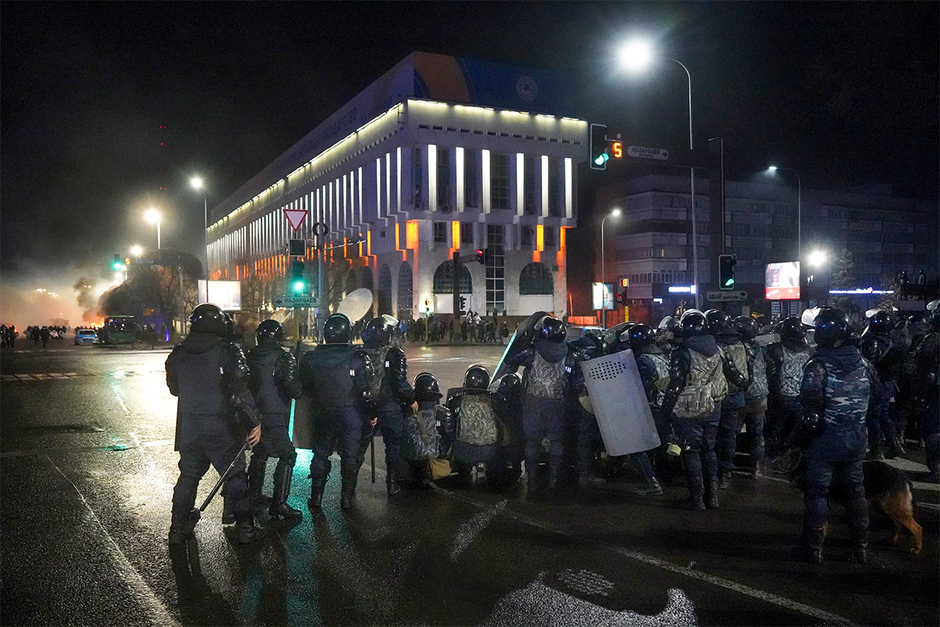 ОМОН занимает позицию, чтобы остановить протестующих в центре Алма-Аты, 5 января 2022 года