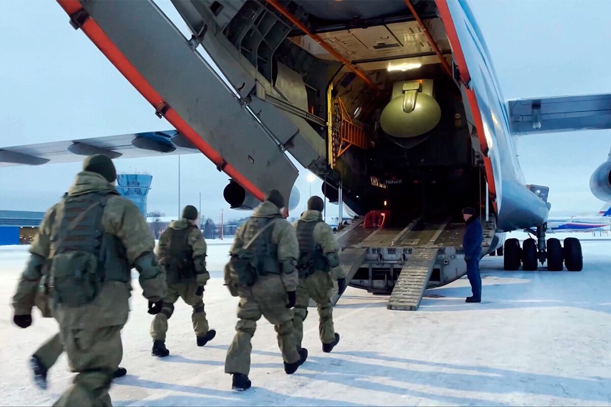 Посадка российских миротворцев на борт самолета, который отправится в Казахстан, Москва, 6 января 2022 года