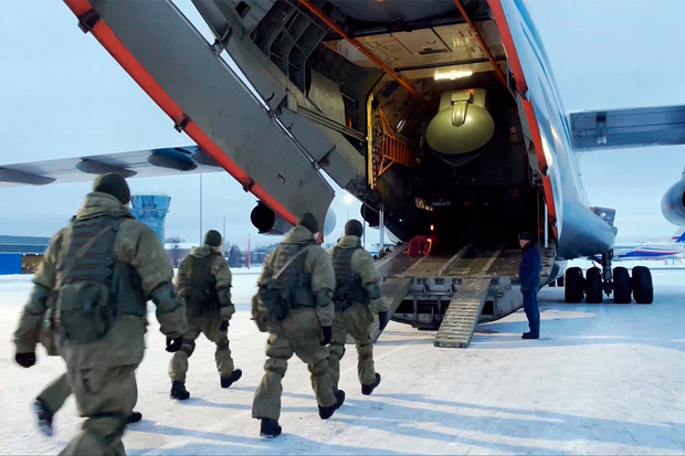 Посадка российских миротворцев на борт самолета, который отправится в Казахстан, Москва, 6 января 2022 года. Фото: Минобороны РФ / AP