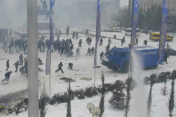 Столкновения демонстрантов с сотрудниками правоохранительных органов в Актобе, 5 января 2022 года. Фото: МВД Казахстана / Reuters