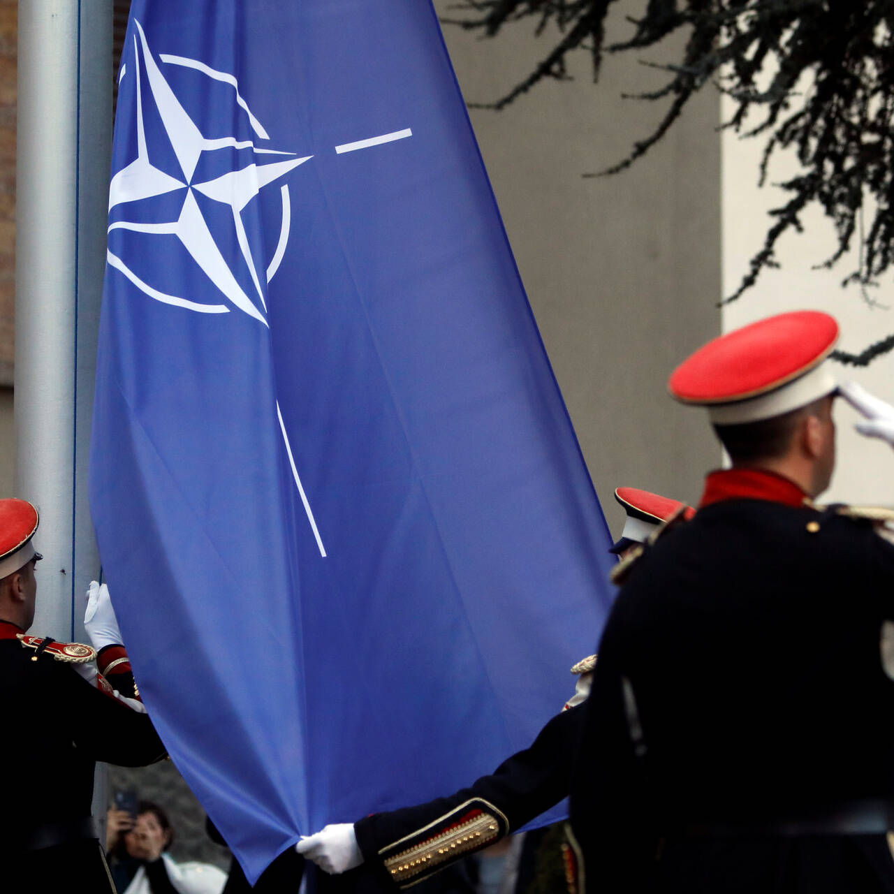 Бесполезная страна. Черногория в НАТО. Албания в НАТО. Черногория входит в НАТО. Черногория и США.