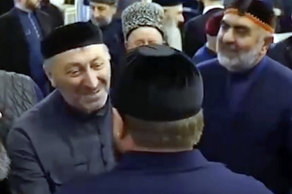 Ингушский чиновник извинился за объятие Кадырова