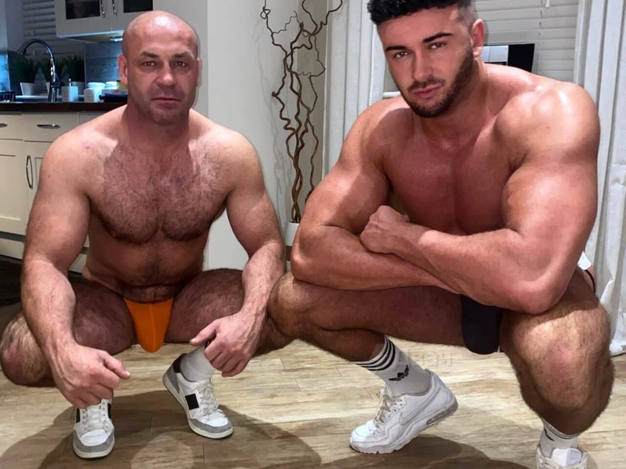 Парень заработал миллионы рублей на откровенных фото со своим отцом:  Явления: Ценности: Lenta.ru