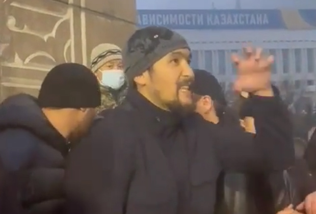 Арман Дикий выступает на протестах в Казахстане. Кадр: @uzforce_