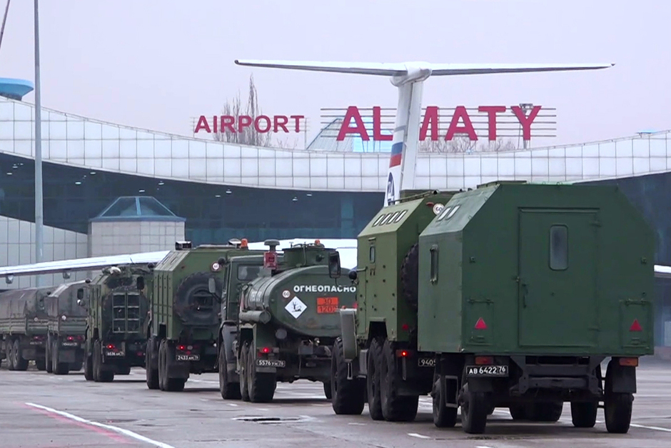 Военная техника российской части миротворческих сил ОДКБ на аэродроме в Алма-Ате, 9 января 2022 года