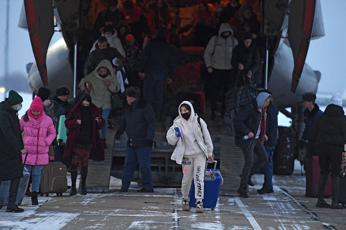 Граждане России, эвакуированные из Алма-Аты, на аэродроме Чкаловский, Московская область 11 января 2022 года