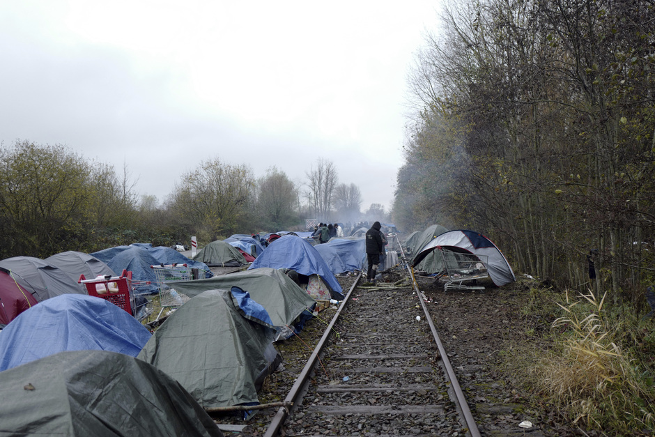 Временный лагерь мигрантов в Кале, на севере Франции. Ноябрь 2021 года