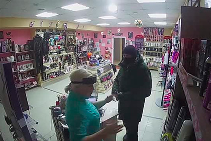 Драка продавца интим-магазина с грабителем попала на видео